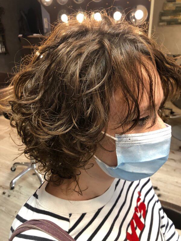 Coiffure carrée légèrement dégradée et déstructurée, couleur végétale