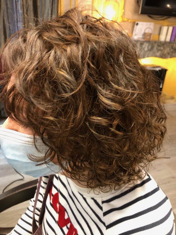 Coiffure légère carrée dégradée déstructurée couleur végétale